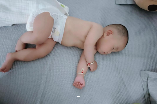 天长宝宝胳膊上起红疙瘩